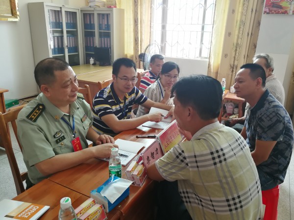 代表们听取群众的意见建议